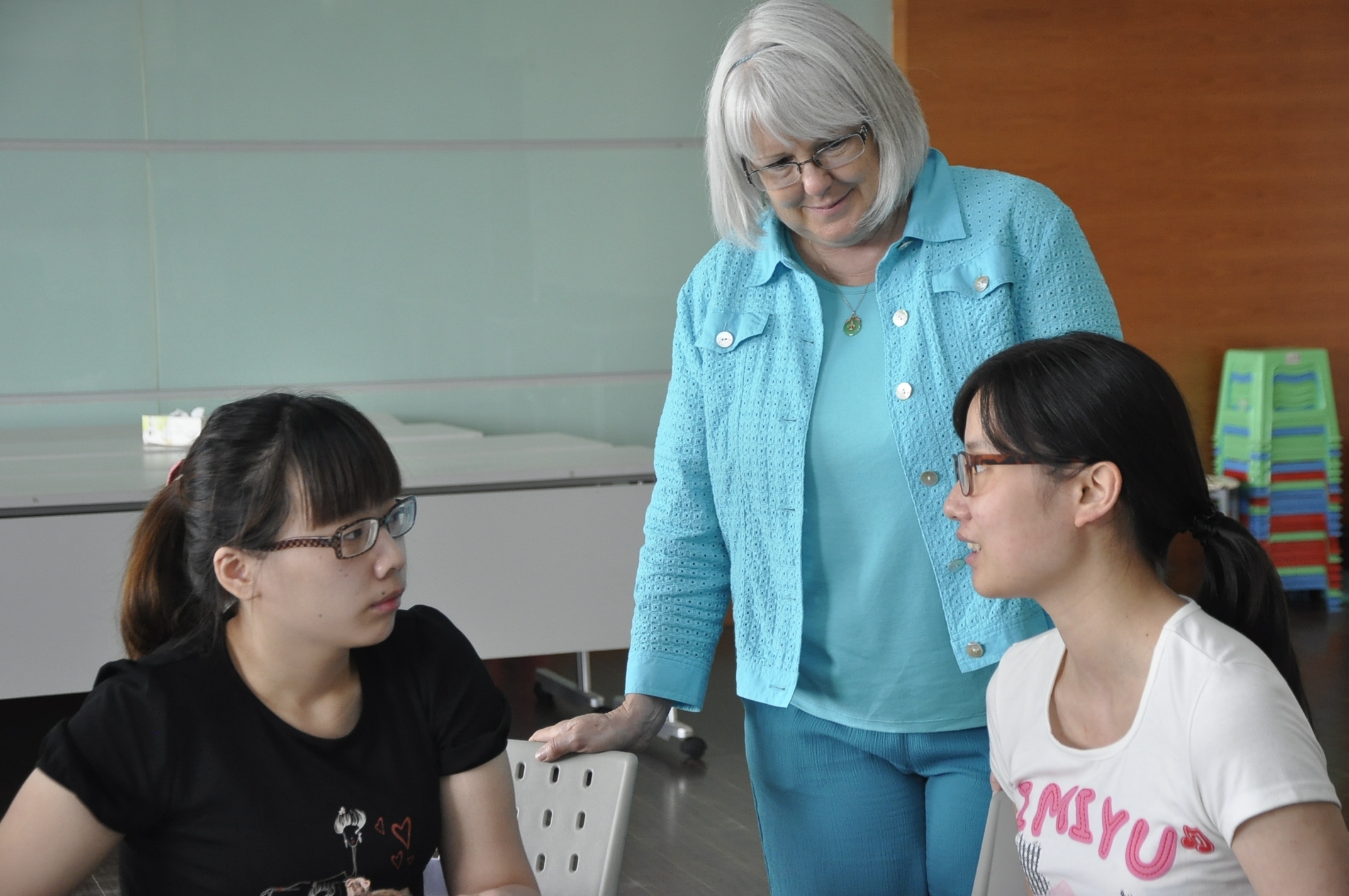 圖二：學生認真進行小組討論，Dr. Betsy Keithcart仔細聆聽